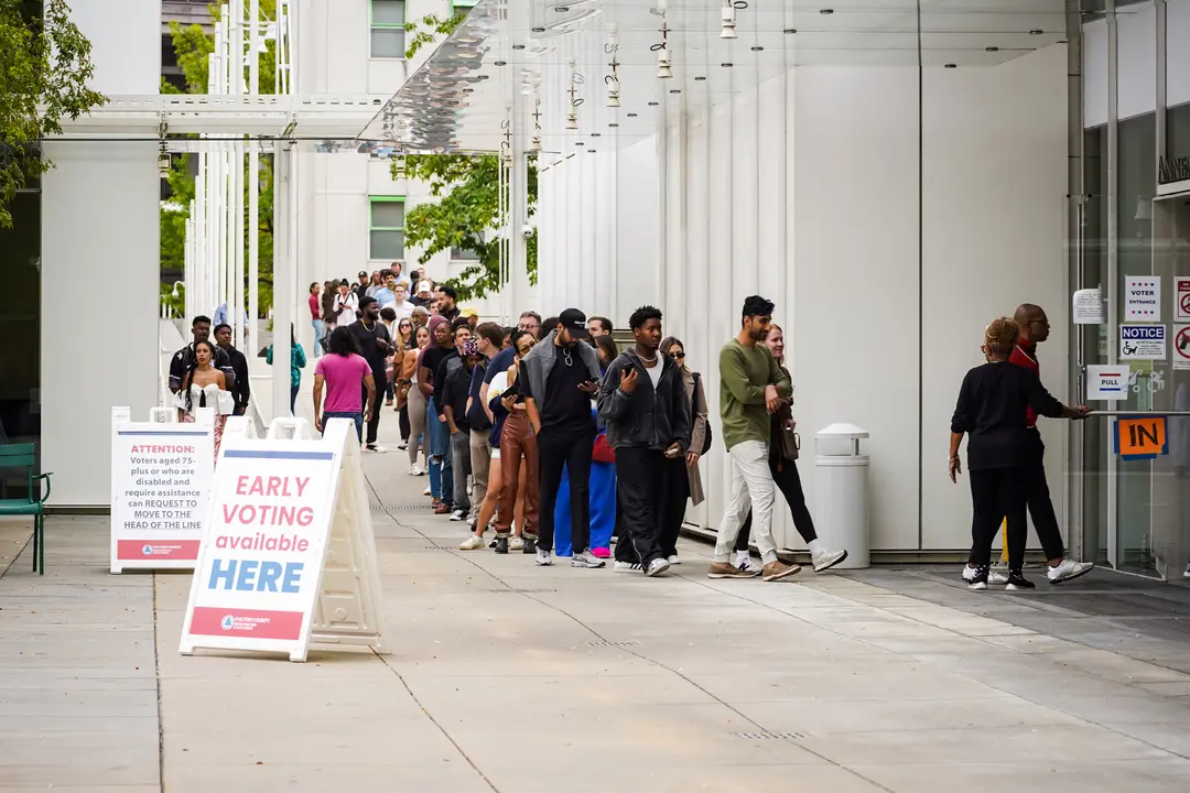 Votantes hacen fila frente a un colegio electoral para emitir su voto el último día de votación anticipada para las elecciones de 2024, en Atlanta, el 1 de noviembre de 2024. (Megan Varner/Getty Images)