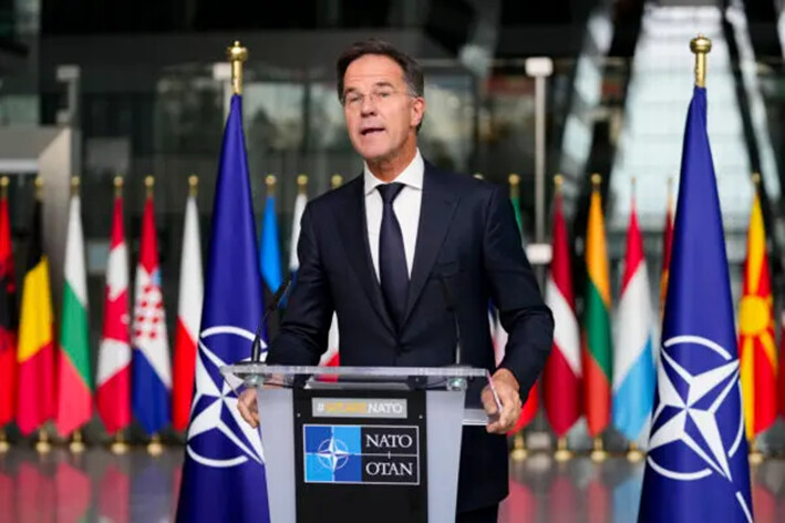 El secretario general de la OTAN, Mark Rutte, pronuncia una declaración tras reunirse con una delegación de alto nivel de Corea del Sur, que incluía a altos funcionarios militares y de inteligencia, así como a diplomáticos de alto rango, en la sede de la OTAN en Bruselas, el lunes 28 de octubre de 2024. (AP Photo/Virginia Mayo)