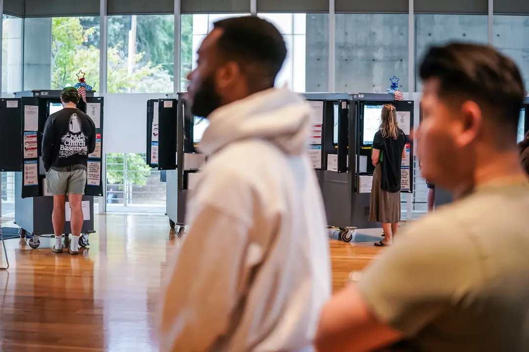 Votantes depositan sus boletas el último día de votación anticipada en el High Museum of Art de Atlanta el 1 de noviembre de 2024. (Elijah Nouvelage/AFP vía Getty Images)