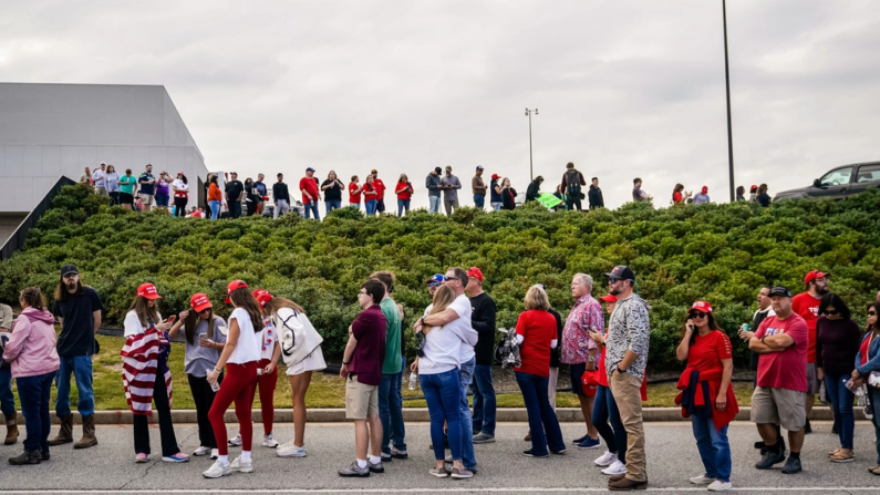 Seguidores hacen fila para entrar en un acto de campaña del candidato presidencial republicano, el expresidente Donald Trump, en Macon, Georgia, el 3 de noviembre de 2024. (Elijah Nouvelage/AFP vía Getty Images)