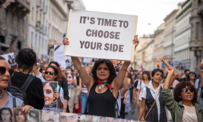 En el primer aniversario de la muerte de Mahsa Amini, el pueblo iraní se reunió en Milán para protestar contra el hijab obligatorio, el 16 de septiembre de 2023. (Davood Maeili/Middle East Images/AFP vía Getty Images)