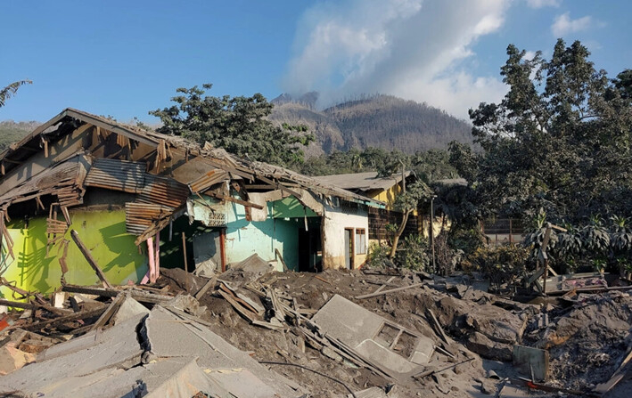 Edificios escolares dañados por la erupción del volcán Lewotobi Laki-Laki en Flores Timur, Indonesia, el 4 de noviembre de 2024. (Antara Foto/Pemulet Paul/via Reuters)