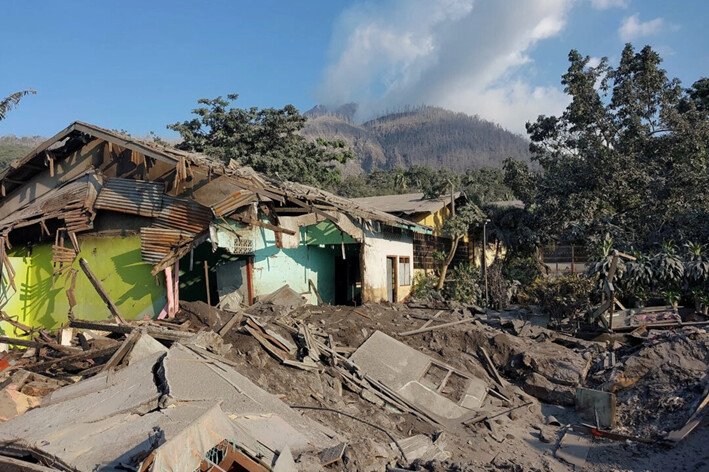 Indonesia evacuará a 16,000 personas tras la erupción del monte Lewotobi Laki-Laki