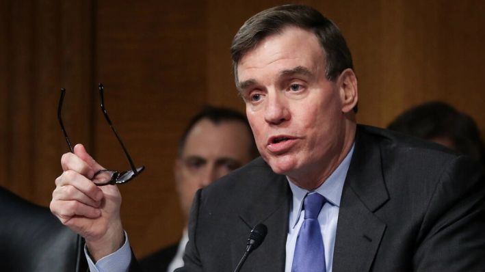 El senador Mark R. Warner (D-Va.), vicepresidente del Comité Selecto de Inteligencia del Senado, habla en una audiencia en Washington, el 10 de enero de 2017. (Joe Raedle/Getty Images)