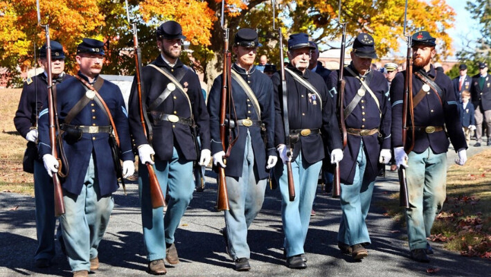 Los recreadores de la Guerra Civil participan en las ceremonias durante los servicios funerarios el 16 de octubre de 2024. (Charles Lawrence/The Valley Breeze vía AP).