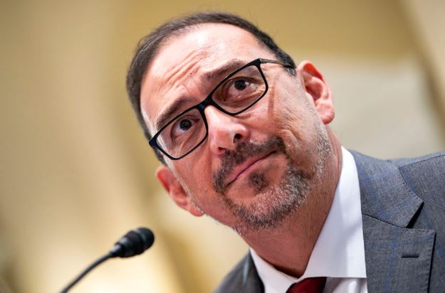 El secretario de Estado de Arizona, Adrian Fontes, en Washington el 11 de septiembre de 2024. (Bonnie Cash/Getty Images)