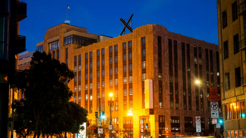 El signo X se ve en el techo de la sede de la plataforma de redes sociales en San Francisco, California, el 29 de julio de 2023. (Josh Edelson/AFP vía Getty Images)