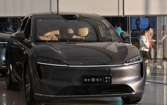 Un coche eléctrico Chery Luxeed R7 se muestra en una sala de exposición en Beijing el 10 de octubre de 2024. Adek Berry/AFP vía Getty Images)