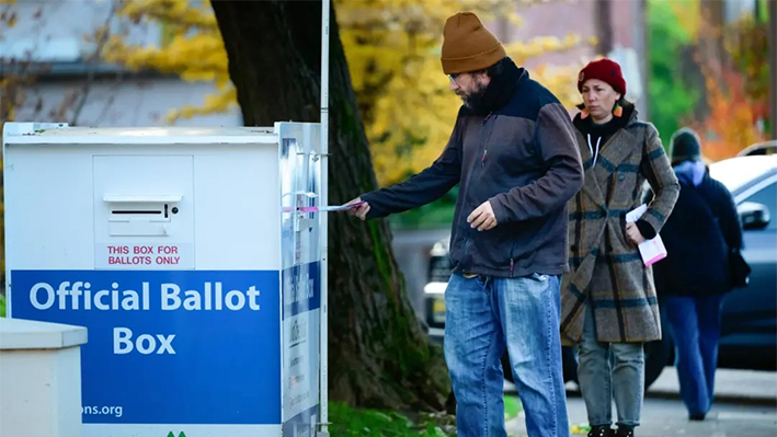 Un votante deposita su voto en una urna oficial en Portland, Oregón, el 8 de noviembre de 2022. (Mathieu Lewis-Rolland/Getty Images)