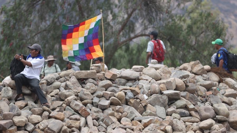 Fotografía de una vía bloqueada por simpatizantes del expresidente de Bolivia, Evo Morales (2006-2019), el 31 de octubre de 2024, en Parotani (Bolivia). EFE/ Luis Gandarillas