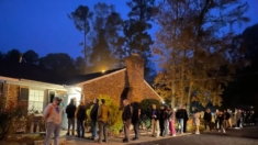 Conversando con los primeros votantes de la fila el día de las elecciones