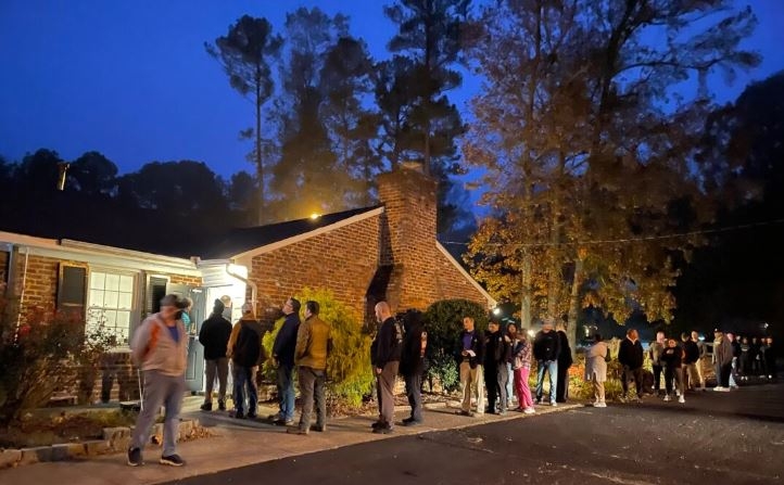 Votantes hacen fla antes de que abran las urnas a las 6 de la mañana en la Asociación Comunitaria Shenandoah en Richmond, Virginia, el 5 de noviembre de 2024. (Terri Wu/The Epoch Times)