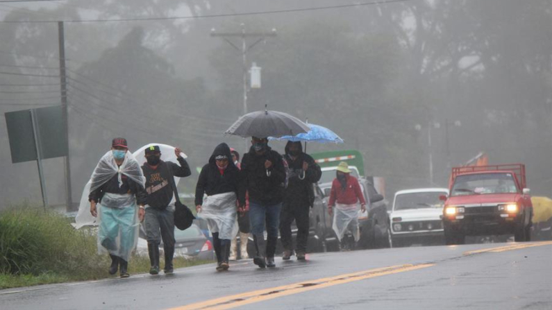 Fotografía de archivo en donde un grupo de personas camina por una vía tras las fuertes lluvias en Chiriquí (Panamá). EFE/ Marcelino Rosario