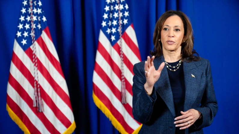 La vicepresidenta Kamala Harris, candidata presidencial demócrata, habla con los periodistas tras pronunciar un discurso en un servicio religioso en la Iglesia Institucional Greater Emmanuel de Dios en Cristo, en Detroit, el 3 de noviembre de 2024. (Jacquelyn Martin/Foto AP)