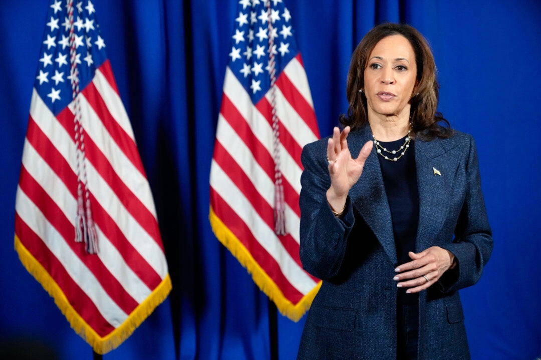 La vicepresidenta Kamala Harris, candidata presidencial demócrata, habla con los periodistas tras pronunciar un discurso en un servicio religioso en la Iglesia Institucional Greater Emmanuel de Dios en Cristo, en Detroit, el 3 de noviembre de 2024. (Jacquelyn Martin/Foto AP)