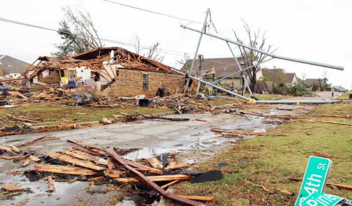 Esta casa en la esquina de 84th St. y Pinewood Drive en Oklahoma City, fotografiada el 4 de noviembre de 2024, fue dañada por un tornado que arrasó el vecindario el domingo 3 de noviembre de 2024. (Michael Clements/The Epoch Times)