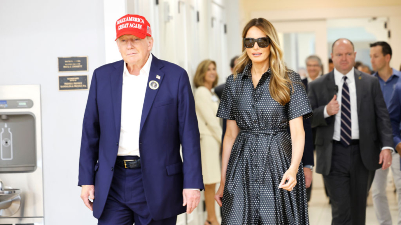 El excandidato presidencial republicano Donald Trump y su esposa Melania Trump se marchan tras depositar su voto en un colegio electoral en el Morton and Barbara Mandel Recreation Center el día de las elecciones, el 05 de noviembre de 2024 en Palm Beach, Florida. (Chip Somodevilla/Getty Images)