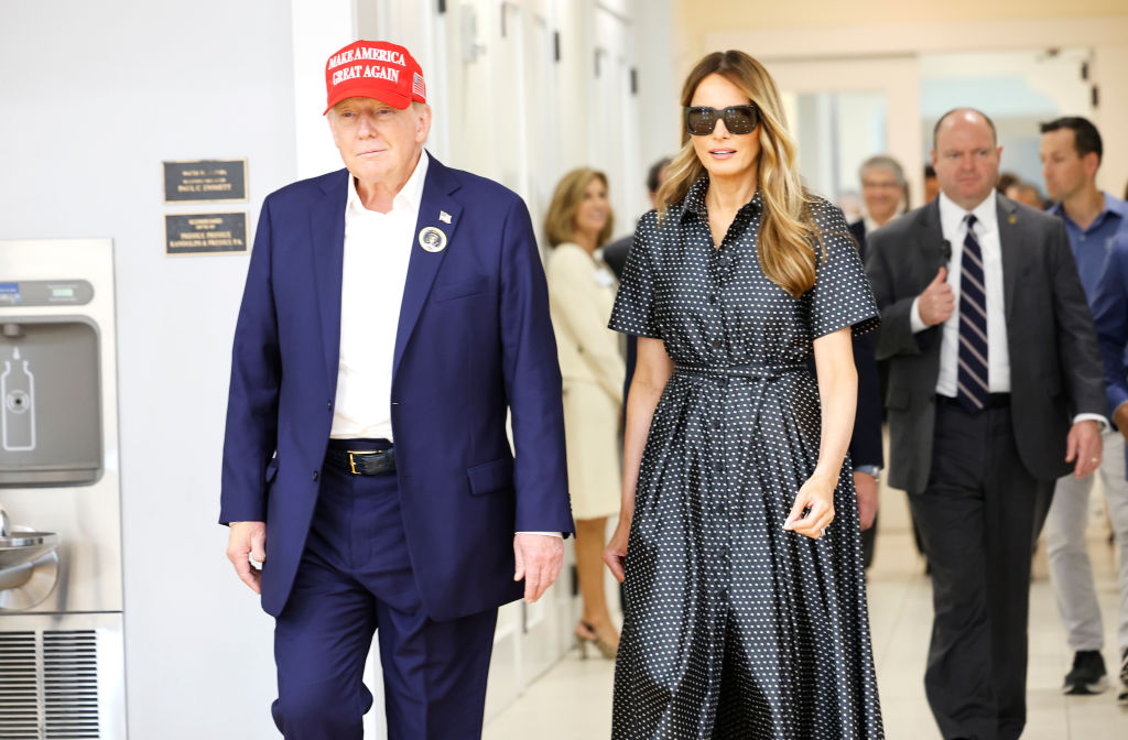 Trump deposita su papeleta en Florida y anima a los votantes a «permanecer en la fila»