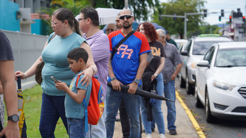 La gente espera en fila para votar en un colegio electoral en la "Escuela Especializada en Bellas Artes Pablo Casals" en Bayamón, Puerto Rico, el día de las elecciones, el 5 de noviembre de 2024. (Jaydee Lee Serrano/AFP vía Getty Images)