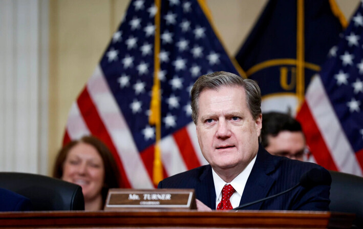 El presidente del Comité de Inteligencia de la Cámara de Representantes, el representante Mike Turner (republicano por Ohio), habla en el edificio de oficinas Cannon, en Washington, el 12 de marzo de 2024. (Anna Moneymaker/Getty Images)