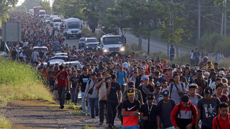 Migrantes parten en caravana rumbo a EE.UU., el 5 de noviembre de 2024, en el municipio de Tapachula en el estado de Chiapas (México). EFE/ Juan Manuel Blanco