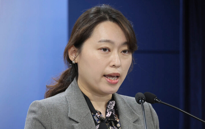 La directora de la Comisión de Protección de Información Personal de Corea del Sur, Lee Eun Jung, habla durante una reunión informativa en el complejo gubernamental en Seúl, Corea del Sur, el 5 de noviembre de 2024. (Lee Jung-hun/Yonhap vía AP)