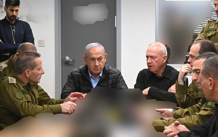 El primer ministro israelí, Benjamin Netanyahu, con el ministro de Defensa de Israel, Yoav Gallant, en el centro de operaciones de la sede del Ministerio de Defensa de Israel, en Tel Aviv, Israel, el 26 de octubre de 2024. (GPO vía Reuters)