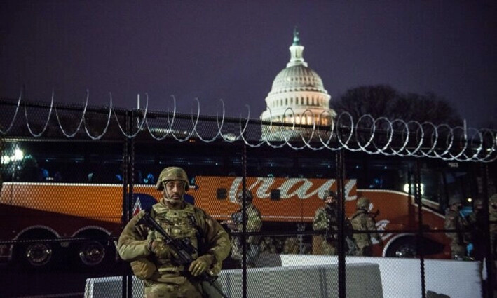 Un miembro de la Guardia Nacional se encuentra fuera de la cerca de alambre de púas que rodea el Capitolio de Estados Unidos, en Washington, el 15 de enero de 2021. (Liz Lynch/Getty Images)