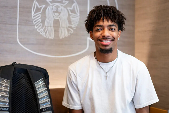 El estudiante de la Universidad Howard, Zarion Irby, tras una entrevista con The Epoch Times, en Washington, el 5 de noviembre de 2024. (Madalina Vasiliu/The Epoch Times)