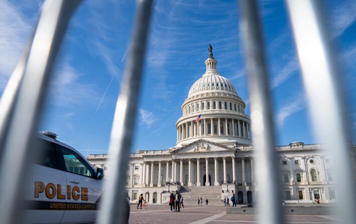 Los portabicicletas de seguridad se encuentran fuera del Capitolio de Estados Unidos antes de una Marcha de Mujeres, en Washington, el 2 de noviembre. (Allison Robbert/ AFP)