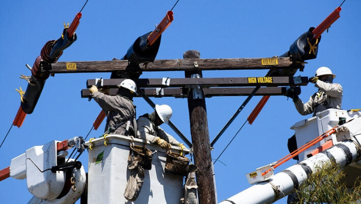 Un equipo de Southern California Edison instala un nuevo interruptor aéreo para la fiabilidad del circuito en Ventura, California, el 13 de mayo de 2020. (Brent Stirton/Getty Images).