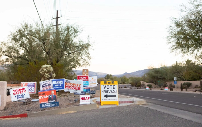 Carteles políticos en el exterior de un centro de votación en Cave Creek, Arizona, el 5 de noviembre de 2024. (Jason Koster para Epoch Times)