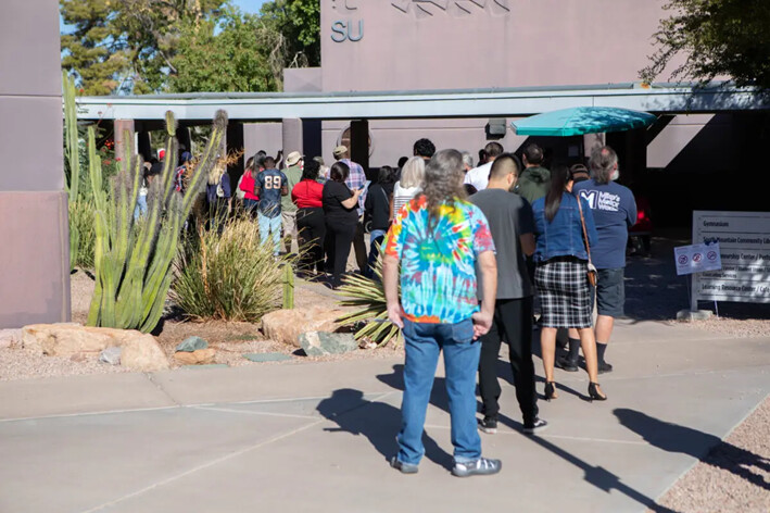 Votantes en fila en un centro electoral de Phoenix, Arizona, el 5 de noviembre de 2024. (Jason Koster/Epoch Times)