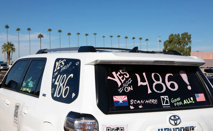 Mensaje político en un automóvil en un centro de votación en Phoenix, Arizona, el 5 de noviembre de 2024. (Jason Koster/Epoch Times)