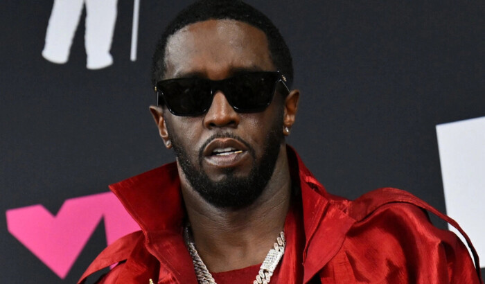 Sean "Diddy" Combs posa con el premio Global Icon en la sala de prensa durante los MTV Video Music Awards en el Prudential Center en Newark, Nueva Jersey, el 12 de septiembre de 2023. (Angela Weiss/AFP vía Getty Images)