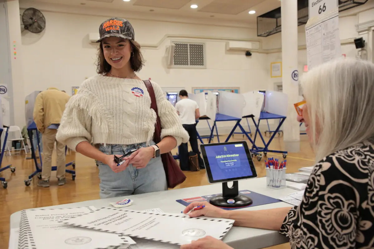 Julia Klinestiver, actriz y cantante, se registra para votar por primera vez en Nueva York, en el West Village, el 5 de noviembre de 2024. (Richard Moore/The Epoch Times)