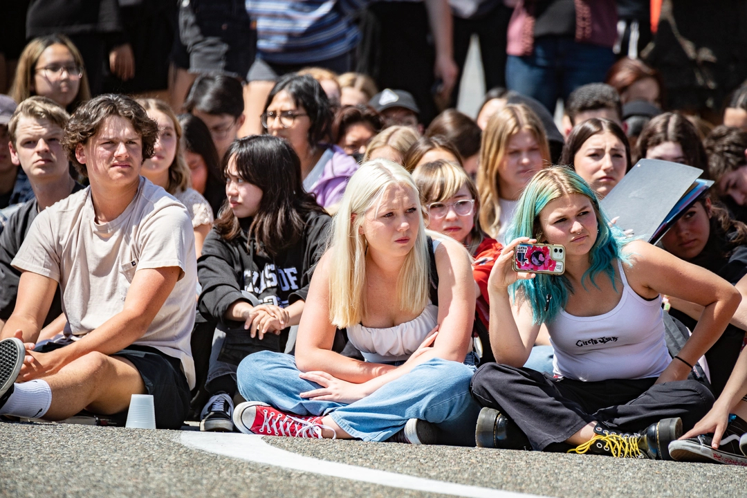 Estudiantes de la Preparatoria Tesoro observan una situación simulada de DUI en Las Flores, California, el 25 de abril de 2022. (John Fredricks/The Epoch Times)