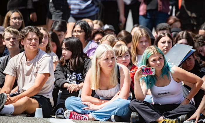 Estudiantes de Tesoro High School observan una simulación de situación de DUI (conducción bajo la influencia) en Las Flores, California, el 25 de abril de 2022. (John Fredricks/The Epoch Times)