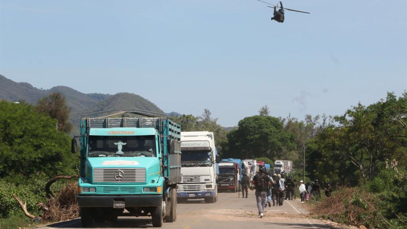 Vehículos transitan luego del desbloqueo de una vía el 4 de noviembre de 2024 en Mainara (Bolivia). EFE/ Juan Carlos Torrejon