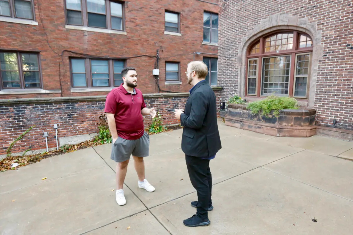 Yaz Asaf, palestino-estadounidense de segunda generación, habla con un periodista tras votar a Jill Stein en el colegio electoral del Museo de Arte Charles Allis de Milwaukee, Wisconsin, el 5 de noviembre de 2024. (Daniel Kramer para The Epoch Times)