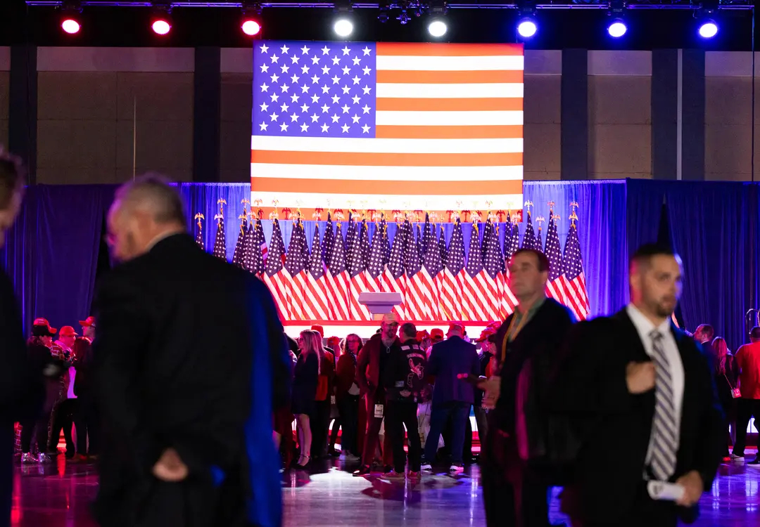 Simpatizantes de Donald Trump comienzan a llegar para la fiesta de observación de la noche electoral del expresidente en West Palm Beach, Florida, el 5 de noviembre de 2024. (John Fredricks/The Epoch Times)