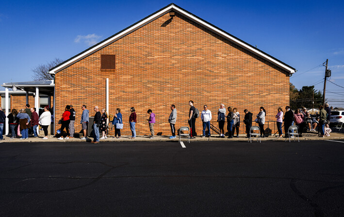 La gente hace fila para votar afuera de un centro de votación en la Iglesia Unida de Cristo, en Nazaret, Pensilvania, el 5 de noviembre de 2024. (Samuel Corum/AFP vía Getty Images)