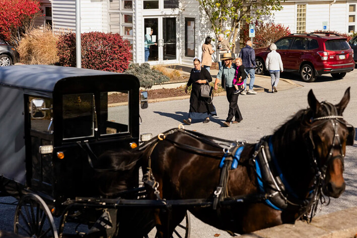 Una familia Amish sale de un lugar de votación en el edificio municipal de Leacock Township el día de las elecciones, en Intercourse, Pensilvania, el 5 de noviembre de 2024. (Ryan Collerd/AFP vía Getty Images)