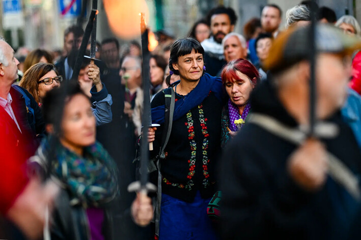 Personas y familiares de las víctimas marchan para conmemorar el sexto aniversario en homenaje a las víctimas que perdieron la vida el 5 de noviembre de 2018 en el derrumbe de los dos edificios de la rue d'Aubagne, en Marsella, Francia, el 5 de noviembre de 2024. (Christophe Simon/AFP vía Getty Images)