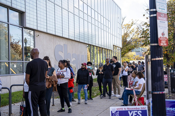 La gente hace fila para emitir su voto en la biblioteca del vecindario Shaw, en Washington, el 5 de noviembre de 2024. (Madalina Vasiliu/The Epoch Times)