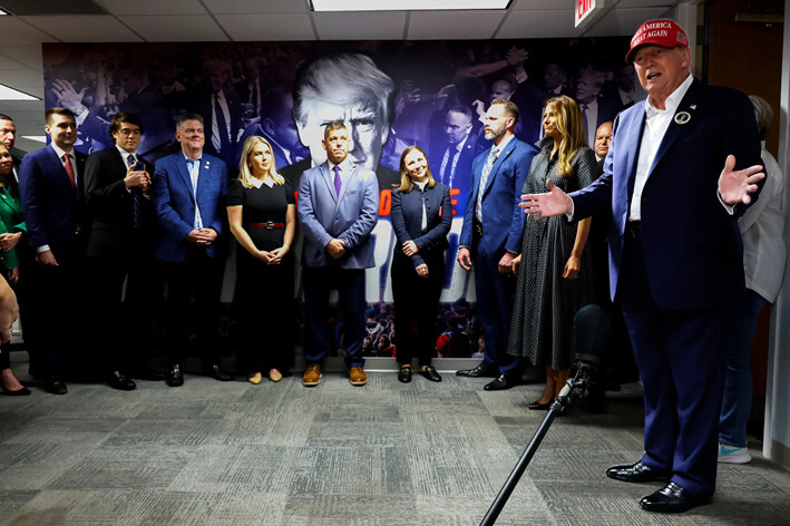 El candidato presidencial republicano, el expresidente Donald Trump, agradece a su personal en la sede de su campaña en West Palm Beach, Florida, el 5 de noviembre de 2024. (Chip Somodevilla/Getty Images)