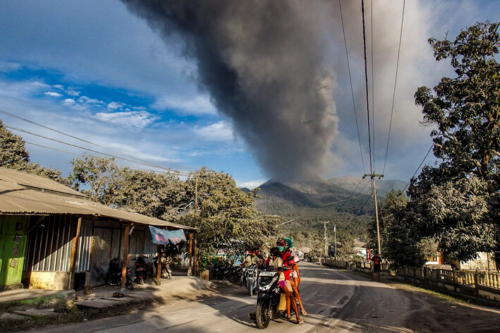 Aldeanos huyen durante una erupción del monte Lewotobi Laki-Laki, un día después de la erupción anterior, en Boru Village, en East Flores, East Nusa Tenggara, Indonesia, el 5 de noviembre de 2024. (Arnold Welianto/AFP vía Getty Images)