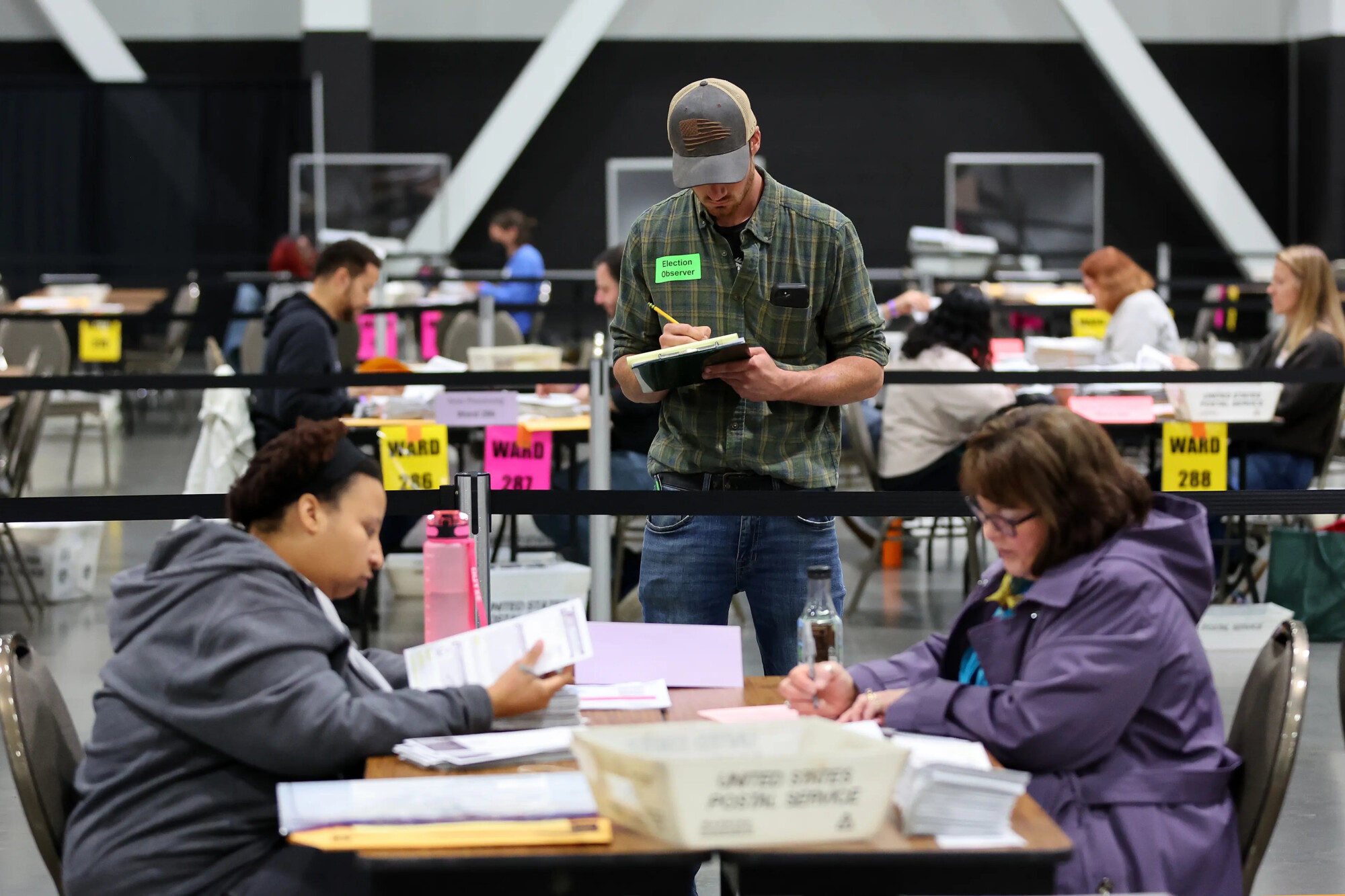 La gente vota en el colegio electoral de West Village en Nueva York el 5 de noviembre de 2024. (Richard Moore/The Epoch Times)