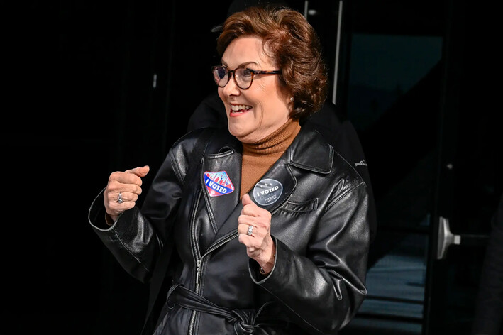 La senadora Jacky Rosen (demócrata por Nevada) reacciona después de emitir su voto en el estadio Allegiant de Las Vegas, Nevada, el 5 de noviembre de 2024. (David Becker/Getty Images)