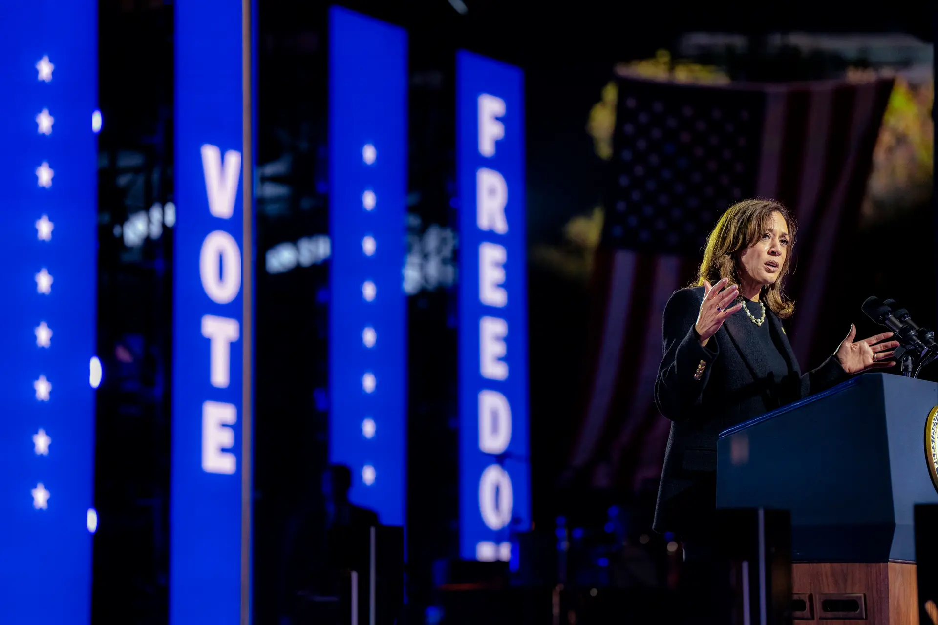 La candidata presidencial demócrata, la vicepresidenta Kamala Harris, habla durante el mitin de cierre de su campaña en la base de los icónicos "Rocky Steps" en el Museo de Arte de Filadelfia, en Filadelfia, Pensilvania, el 5 de noviembre de 2024. (Kent Nishimura/Getty Images)